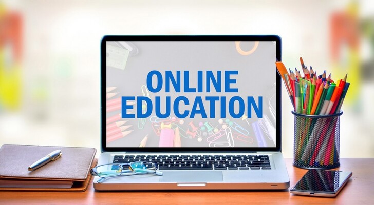 How Online Courses Affect Career Transitions and Professional Skill Development